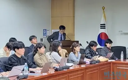 1월 16일 국회의사당 의원회관에서 열린 ‘바람직한 이동통신 정책 방향’ 전문가 좌담회에서 마재욱 과기부 통신정책기획과 과장이 정부 입장을 설명하고 있다. 사진=심지영 기자