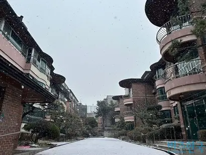 역삼동 모아타운 추진 지역 건물에 부착된 반대 게시물(위). 현대그룹 은퇴자들이 거주하는 현대빌라도 추진 지역에 포함됐다. 사진=강은경