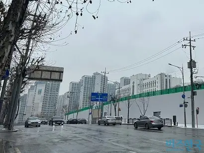 역삼동 모아타운 추진 구역 맞은편에 위치한 강남세브란스 병원과 도곡렉슬. 사진=강은경 기자​