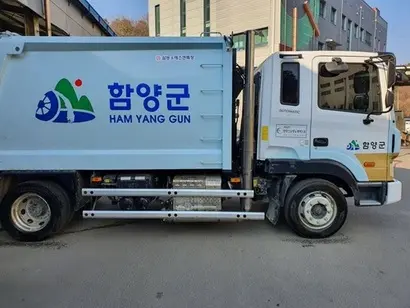 2022년 1월 경상남도 함양군이 자체적으로 개조한 청소차량 모습. 배기관을 수직으로 설치했다. 사진=함양군