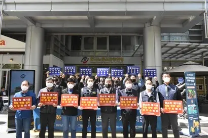 환경미화원의 폐질환 발병률이 높다는 연구 결과가 나오자 청소차량의 배기관 방향을 하늘로 설치해야 한다는 요구가 이어졌다. 사진=한국노총 전국연합노동조합연맹
