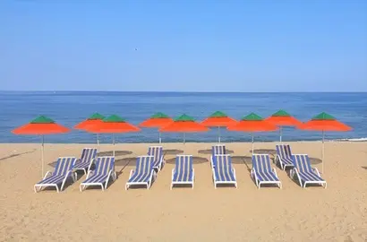 하이브가 방탄소년단의 상표 등에 대한 무단 사용에 강경 대응한 가운데 연예계에서 유사 사례가 확대될 것이란 전망이 나온다. 강원 삼척시 맹방해변에서 촬영한 방탄소년단 앨범 사진(위)과 삼척시에서 재현한 포토존. 사진=삼척시청, 하이브 제공