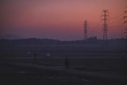 극의 전반적인 분위기와 인물 간의 심리를 돋보이게 한 섬세한 촬영은 ‘선산’의 강점. 공간에 인물이 덩그러니 놓여있는 풀샷 화면이 주는 스산한 분위기가 극의 몰입도를 높인다. 사진=넷플릭스 제공