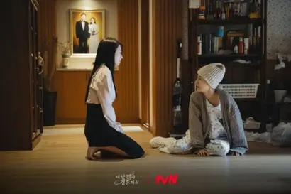 중학생 때부터 ‘베프’였던 친구가 남편과 바람이 났다. 게다가 위암 말기로 시한부인 자신에게 어서 죽어달라며 조롱하는 상황까지! 남편과 친구에 의해 죽은 주인공은 어쩐 일인지 모든 일이 일어나기 전인 10년 전으로 회귀한다. 사진=tvN 제공