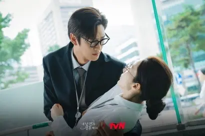 전형적인 재벌 3세 키다리 아저씨 역할의 남자 주인공으로 설정된 유재혁 부장. 그러나 이 인물 역시 10년 전으로 회귀한 인물이란 것이 밝혀지며 ‘내남결’은 흔한 회귀물에 재미를 준다. 사진=tvN 제공
