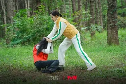 회귀하여 2회차 인생을 사는 강지원에게 더 이상 답답함이란 없다. 예전 같았으면 친구에게 무조건 양보하고 당해줬겠지만 이제는 걸어오는 육탄전에도 서슴없이 덤벼든다. 이를 바라보는 시청자들의 표정은 그야말로 ‘게비스콘 짤’ 표정. 사진=tvN 제공