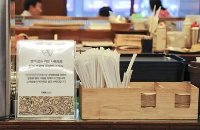 정부가 일회용품 사용 규제를 사실상 철회한 후에도 상당수의 커피 프랜차이즈가 자발적으로 플라스틱 사용량 줄이기에 나서고 있다. 사진=박정훈 기자