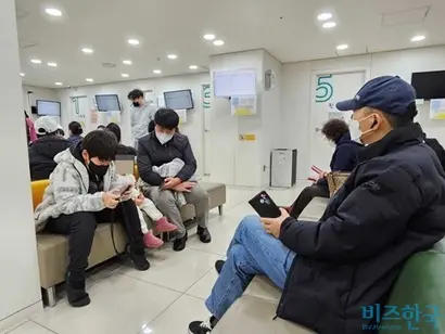 지난 16일 오전 서울 구로구의 한 소아청소년 전문병원. 진료를 시작한 지 얼마 되지 않았지만 대기 인원이 100명을 넘겼다. 사진=김초영 기자