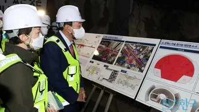 2022년 5월 2일 윤석열 대통령이 당선인 시절 고양시 일산서구 대화동 GTX-A 터널구간 공사 현장에서 설명을 듣고 있다. 사진=인수위사진기자단