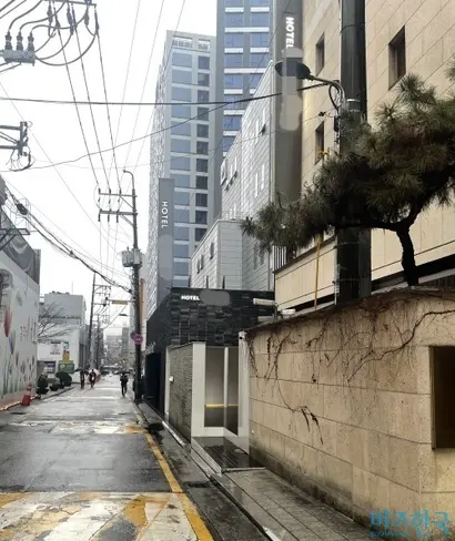 인적이 드믄 서울 서초구 호텔 거리. 사진=양휴창 기자