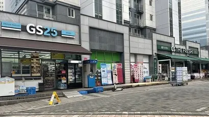 경기도의 한 아파트 단지 내 상가. GS25와 GS더프레시 매장이 나란히 위치해있다. 사진=박해나 기자