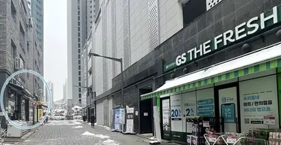 한 골목 안에 마주 보고 있는 GS25와 GS더프레시. 모두 한 경영주가 운영하는 곳이다. 해당 가맹점의 경영주는 “GS25를 운영 중이었는데 건너편에 GS더프레시가 생긴다는 소식을 듣고 매출 하락이 우려돼 어쩔 수 없이 슈퍼 운영까지 결정하게 됐다”며 한숨 지었다. 사진=박해나 기자