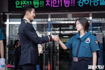 여느 드라마의 남녀 주인공이 흔히 그렇듯 첫만남부터 ‘혐관’으로 엮인 진이수와 이강현. 진이수 친모의 죽음에 누명을 쓰고 불명예 퇴직한 이강현 아버지 이형준(권해효)이 얽혀 있는 것으로 보여 궁금증을 안긴다. 사진=SBS 제공