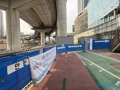 정릉천 상류로 가는 길목은 막혀 있다. 유지용수 공급 관로공사, 내부순환로 구조개선 공사 등이 벌어지고 있어서다. 사진=전다현 기자