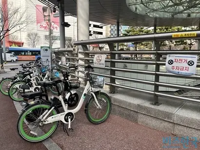 서울 지하철 2호선 용두역 부근 따릉이 정류소. 정류소 외에 자전거를 주차하지 말라는 표시가 있지만, 무용지물이다. 사진=전다현 기자