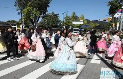 지난해 코로나 팬데믹이 끝나고 외국 관광객이 늘면서 호텔들의 실적이 빠르게 정상화됐다. 서울 종로구 경복궁 일대를 방문한 외국인 관광객들. 사진=임준선 기자