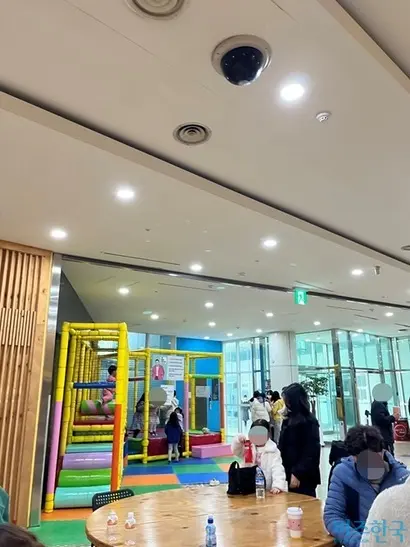 아리랑시네센터 지하에는 키즈존이 마련돼 있어 아이들과 함께 영화관에 온 가족들을 쉽게 볼 수 있다. 사진=전다현 기자