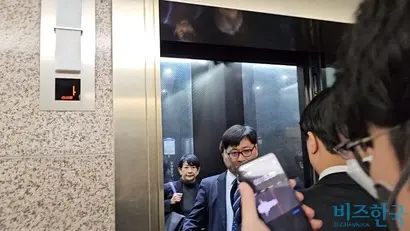 유한양행 창업자 유일한 박사의 손녀 유일링 유학학원 이사(맨 뒤)가 주주총회를 마치고 엘리베이터에 탑승한 모습. 사진=김초영 기자