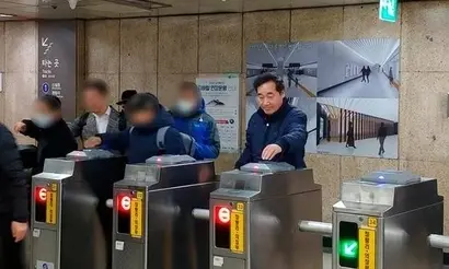 2020년 이낙연 전 국무총리가 동대문역에서 교통카드를 반대편에 찍어 논란이 됐다. 사진=연합뉴스