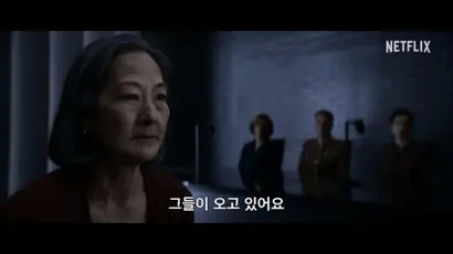 젊은 예원제가 외계에게 답했던 메시지는 현재의 지구에 커다란 파장을 불러 일으킨다. 그러나 이 문명은 이미 자구력을 잃었다는 예원제의 말은 어느 정도 부인하기 힘들다. 특히 혐오가 가득하여 인류애를 찾아보기 힘든 요즘 세상을 보면 더더욱. 사진=넷플릭스 제공