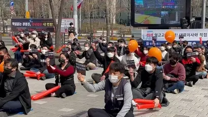 화섬식품노조 웹젠지회는 지회 설립 1주년인 지난 2022년 4월 5일 판교 사옥 앞에서 첫 단체행동을 진행하며 대표이사와의 직접 대화를 요구했다. 사진=웹젠 노조 제공