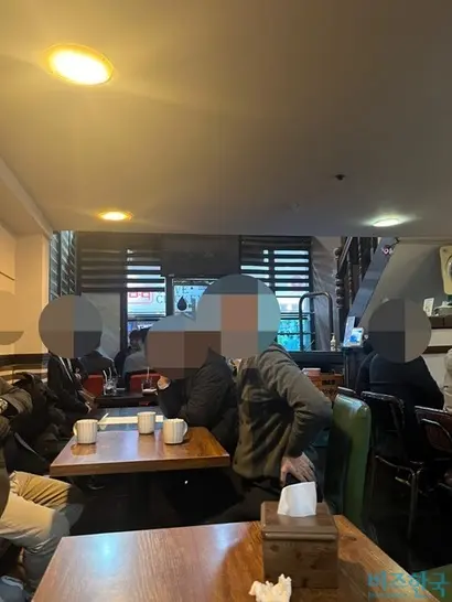 호프집에서 점심시간 커피를 마시고 있는 직장인들. 기존 커피전문점도 호프집도 점심시간에는 손님들로 가득 찬다. 사진=전다현 기자
