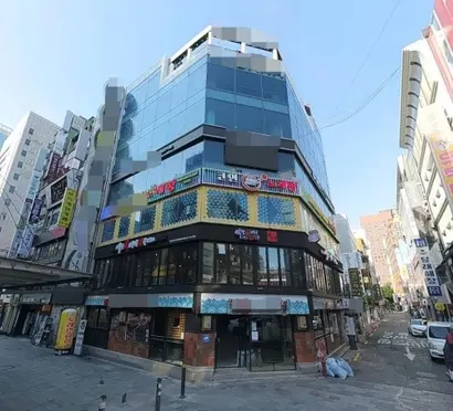 송승헌 씨의 가족회사 스톰에스컴퍼니가 최근 270억 원에 매물로 내놓은 관철동 상가 건물. 사진=카카오맵 로드뷰 캡처