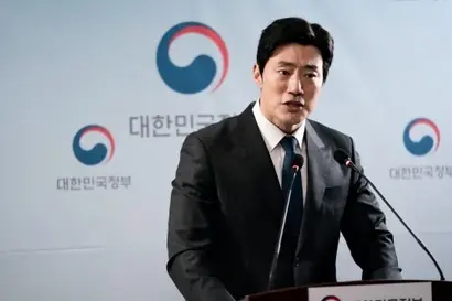 아조란 폭탄 테러 당시 두 다리를 잃었던 전직 대통령을 외조부로, 세계에서 네 번째로 부유한 도슨그룹 회장을 아버지로 둔, 그리고 그 자신은 국무총리인 선우재. 그가 지닌 욕망은 어떤 것일 것. 사진=디즈니플러스 제공