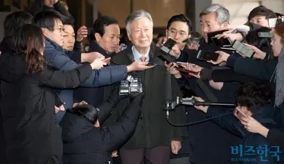 2018년 횡령과 탈세·배임 등의 혐의로 수사를 받기 위해 검찰에 출석한 이중근 부영 회장. 사진=임준선 기자