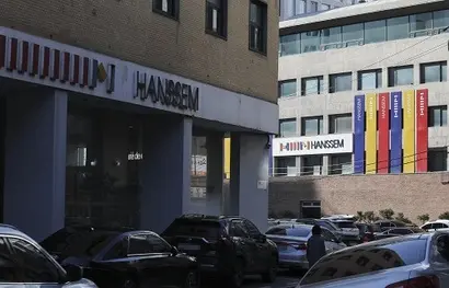 한샘의 방배동 사옥 뒤로 한샘디자인파크 방배점이 보인다. 두 건물 모두 가압류가 걸려 있다. 사진=박정훈 기자