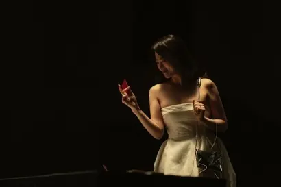 게임에 참가하게 된 사람들은 자신이 고른 숫자의 층에 배정받으며 그 층으로 서로를 호명한다. 이 우연한 선택은, 부가 되물림되는 사회에서 어느 가정에 태어나느냐에 따라 계급이 갈리는 ‘수저론’의 사회를 빗댄 것으로 보인다. 사진=넷플릭스 제공