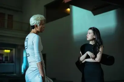 인간에 대한 연민과 동정이 기본적으로 탑재된 사람과 오직 본능에만 충실한 사람 등 극과 극의 캐릭터들이 대립하며 극에 긴장감을 불어넣는다. 사진=넷플릭스 제공