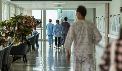 정부가 전공의 근무지 이탈에 따른 의료공백을 메우기 위해 군의관과 공중보건의사를 투입하면서 고령인구가 많은 지역이 타격을 입고 있다. 사진은 지난달 30일 서울 종로구 서울대학교병원 내부. 사진=최준필 기자
