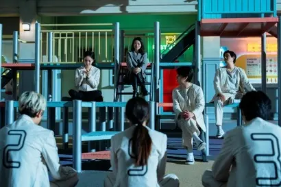 권력을 장악한 이들은 굳이 다른 사람의 사정을 배려하려 들지 않는다. ‘더 에이트 쇼’는 권력에 따라 인간이 인간을 얼마나 착취하고 잔혹해질 수 있는지를 잘 보여주며 하나의 사회실험 같은 면모도 보여준다. 사진=넷플릭스 제공