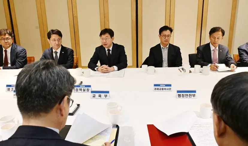 지난 3월 14일 성태윤 정책실장(가운데)이 재정 현안 관련 관계부처 차관들과 간담회를 하고 있다. 사진=대통령실