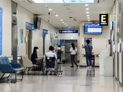 서울시내 주요 대형병원인 ‘빅5’ 가운데 서울대병원과 세브란스병원에서 일하는 교수들이 외래 진료와 수술을 중단한 지난달 30일 서울 종로구 서울대학교병원이 한산한 모습을 보이고 있다. 사진=최준필 기자