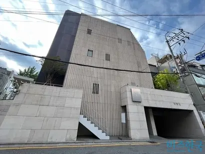 블루밍그레이스, 리폴룩스, 컬쳐테크놀리지그룹아시아 등 이수만 대표의 개인회사가 입주한 청담동 건물. 현재 이 건물 밖에는 블루밍그레이스 간판이 걸려 있다. 사진=전다현 기자