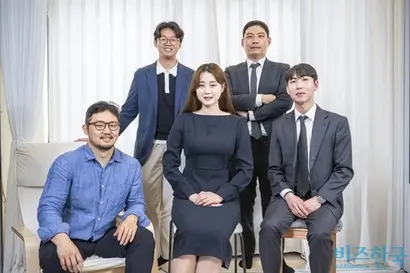 8대 전문직 100명이 모인 청년단체 ‘좋은인연’이 결성됐다. 이들은 기존 전문직 단체의 패러다임을 바꿀 수 있다고 말한다. 이원재 법무사, 안민선 공인노무사, 김시욱 공인회계사, 전중혁 변호사, 유태균 관세사(앞줄 왼쪽부터 시계 방향). 사진=최준필 기자