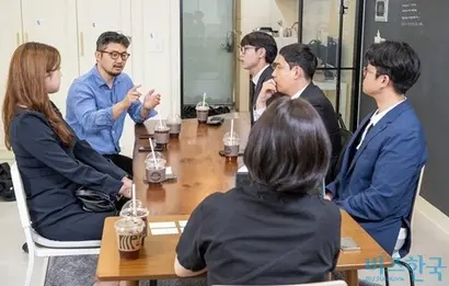 이원재 법무사(왼쪽 두 번째)는 여러 전문 직종의 협업이 필요하다고 말한다. 사진=최준필 기자