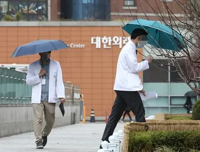정부가 외국의사의 진료를 허용하는 의료법 시행규칙 일부 개정안을 입법예고했다. 사진은 서울대병원에서 의료진이 이동하는 모습으로 기사의 특정 내용과 관련없다. 사진=임준선 기자