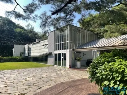 성북구에 위치한 R 카페. 떨어져 있는 두 건물을 잇기 위해 무단 증축한 것으로 추정된다. 사진=양휴창 기자