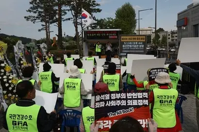 지난 1일 오후 서울 전쟁기념관 앞에서 경기도의사회 주최로 열린 의대 정원 증원 반대 수요 반차 휴진 집회에서 참석자들이 의대 증원 정책 규탄 구호를 외치고 있다. 사진=임준선 기자
