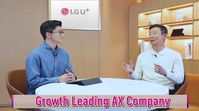 지난 17일 온라인 성과공유회에서 황현식 LG유플러스 사장이​ 새로운 브랜드 슬로건을 공개하는 모습. 사진=LG유플러스 제공