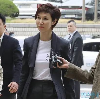 노소영 아트센터 나비 관장이 지난 4월 16일 이혼 소송 항소심 2차변론에 참석한 모습. 노 관장 측은 2심 판결 이후 SK이노베이션에 부동산 인도 소송을 취하하라고 촉구했다. 사진=박정훈 기자