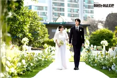 사기로 진행하려던 결혼식을 도다해가 엎었다. 이유는 도다해의 마음이 흔들렸기 때문. 그러나 도다해의 양엄마 백일홍은 흔들린 것이 도다해만이 아님을 간파하고 두 가족의 협업을 추진 중이다. 사진=JTBC 제공