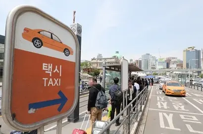 앱으로 택시를 호출하는 일이 많아지면서 길에서 택시 잡는 것에 어려움을 느끼는 사람들이 많아졌다. 사진=박정훈 기자