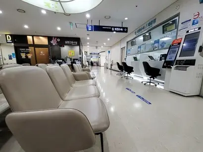 서울대병원과 세브란스병원 교수들이 외래 진료와 수술을 중단한 지난달 30일 서울 종로구 서울대학교병원이 한산한 모습을 보이고 있다. 사진=최준필 기자