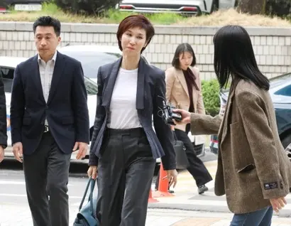 노소영 아트센터나비 관장이 4월 16일 서울고법에서 열린 최태원 SK그룹 회장과의 이혼 소송 항소심 2차변론에 참석한 모습. 사진=박정훈 기자
