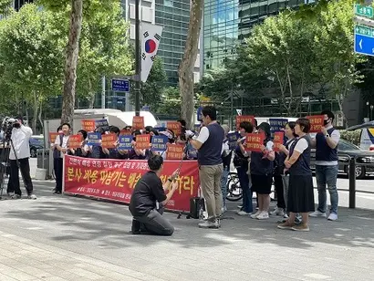 5월 28일 CU가맹점주협의회 회원들이 서울 강남구 삼성동 BGF리테일 본사 앞에서 집회를 여는 모습. 사진=박해나 기자