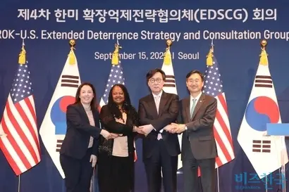 지난해 9월 15일 당시 장호진 외교부 1차관(왼쪽 세 번째)·신범철 국방부 차관과 미국 측 보니 젠킨스 국무부 군비통제 차관·사샤 베이커 국방부 정책차관대행이 제4차 한미 확장억제전략협의체(EDSCG) 회의를 마치고 기자회견을 하고 있다. 사진=임준선 기자